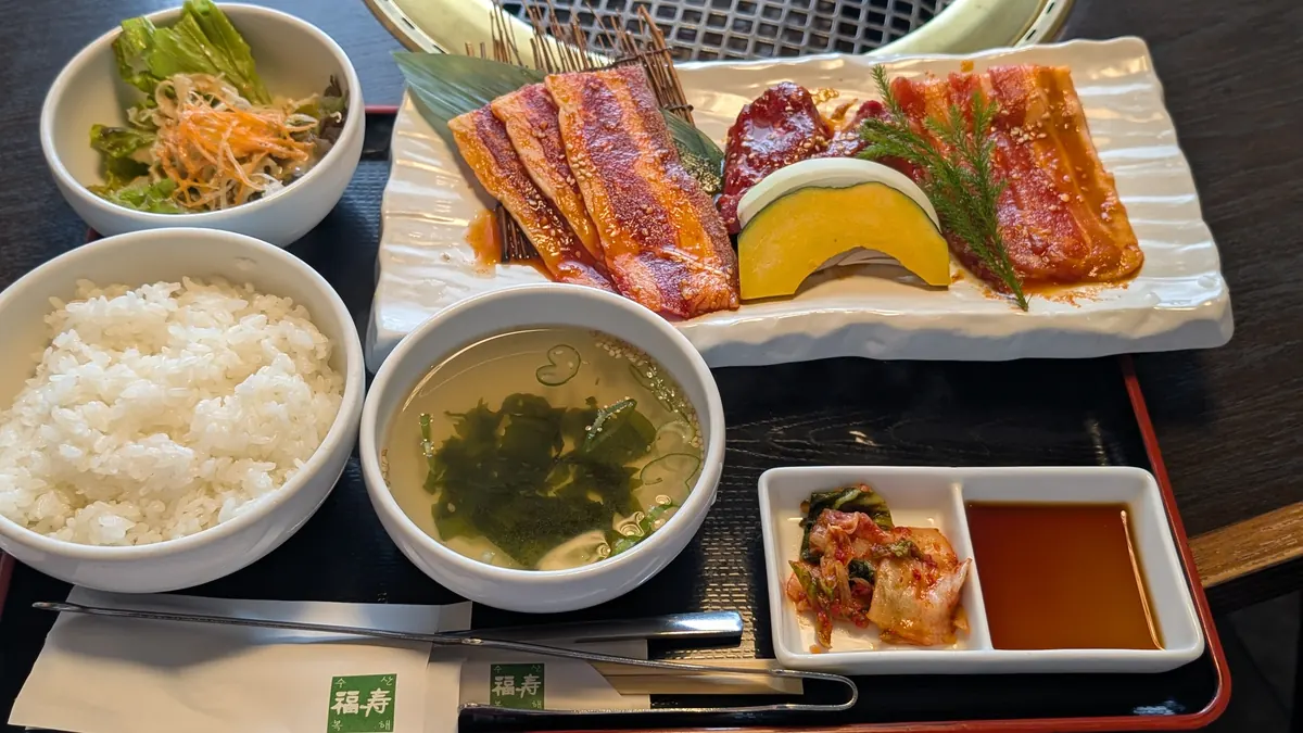 福寿のミックスカルビ定食|焼肉・ライス・サラダ・スープ・キムチ
