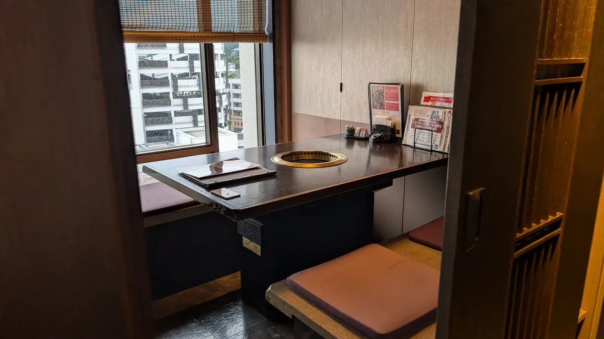 福寿 戸塚モディ店の個室|窓際にテーブルがある