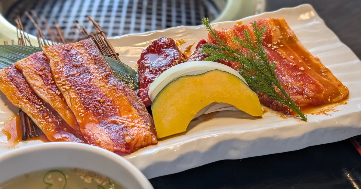 福寿のミックスカルビ定食の焼肉|タレに漬けたお肉とかぼちゃ