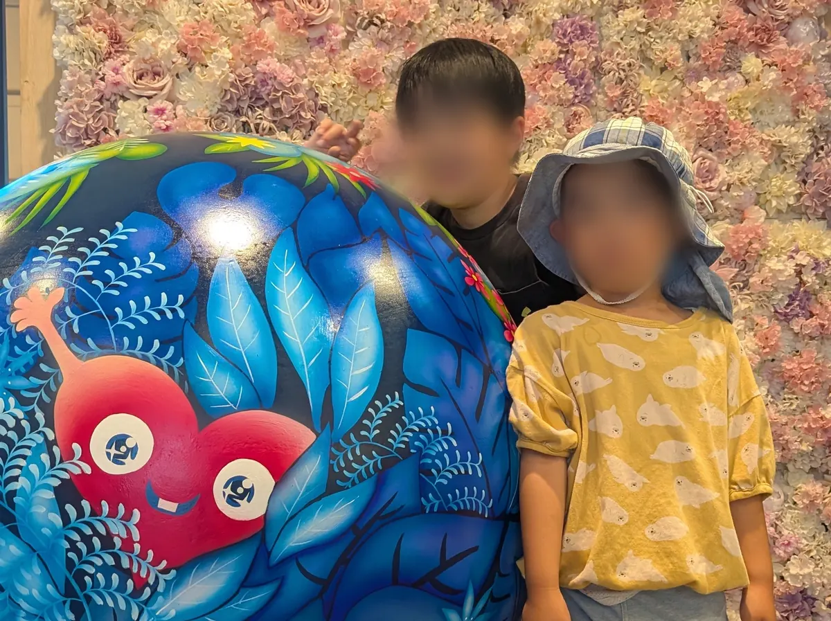 戸塚区総合庁舎の花の壁とトゥンクトゥンクが描かれた大きな球体オブジェ