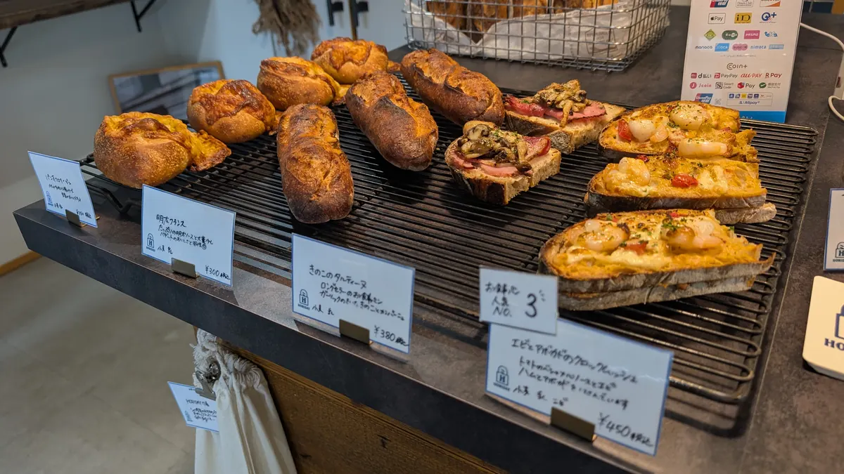 HORIDAY店内の陳列棚｜惣菜系パンとキャッシュレス決済端末