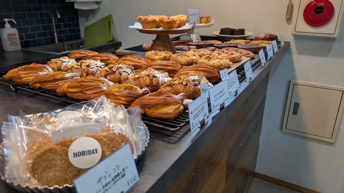 HORIDAYの店内｜デニッシュ系パンがずらりと並ぶ陳列棚