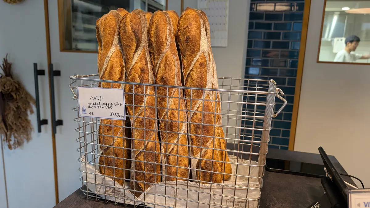 HORIDAYのバゲット｜フランスパンがかごに並ぶ様子
