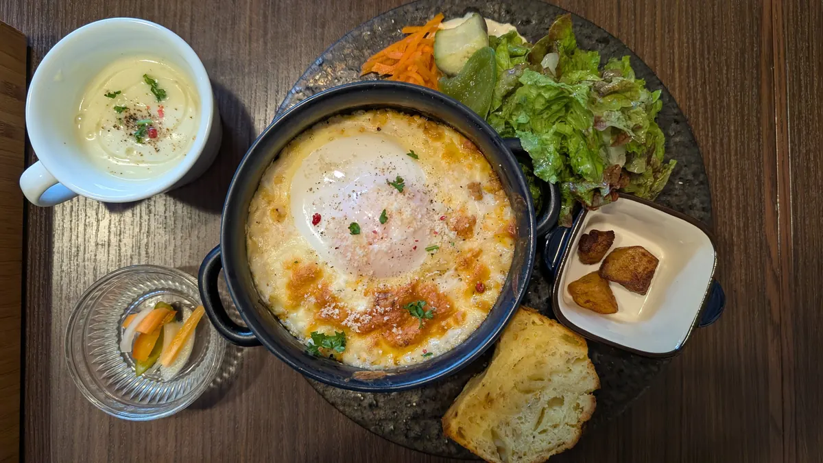 アトリエカフェパステルのランチプレート。チーズドリアにサラダ・スープ・ピクルス・ケークサレが付いている
