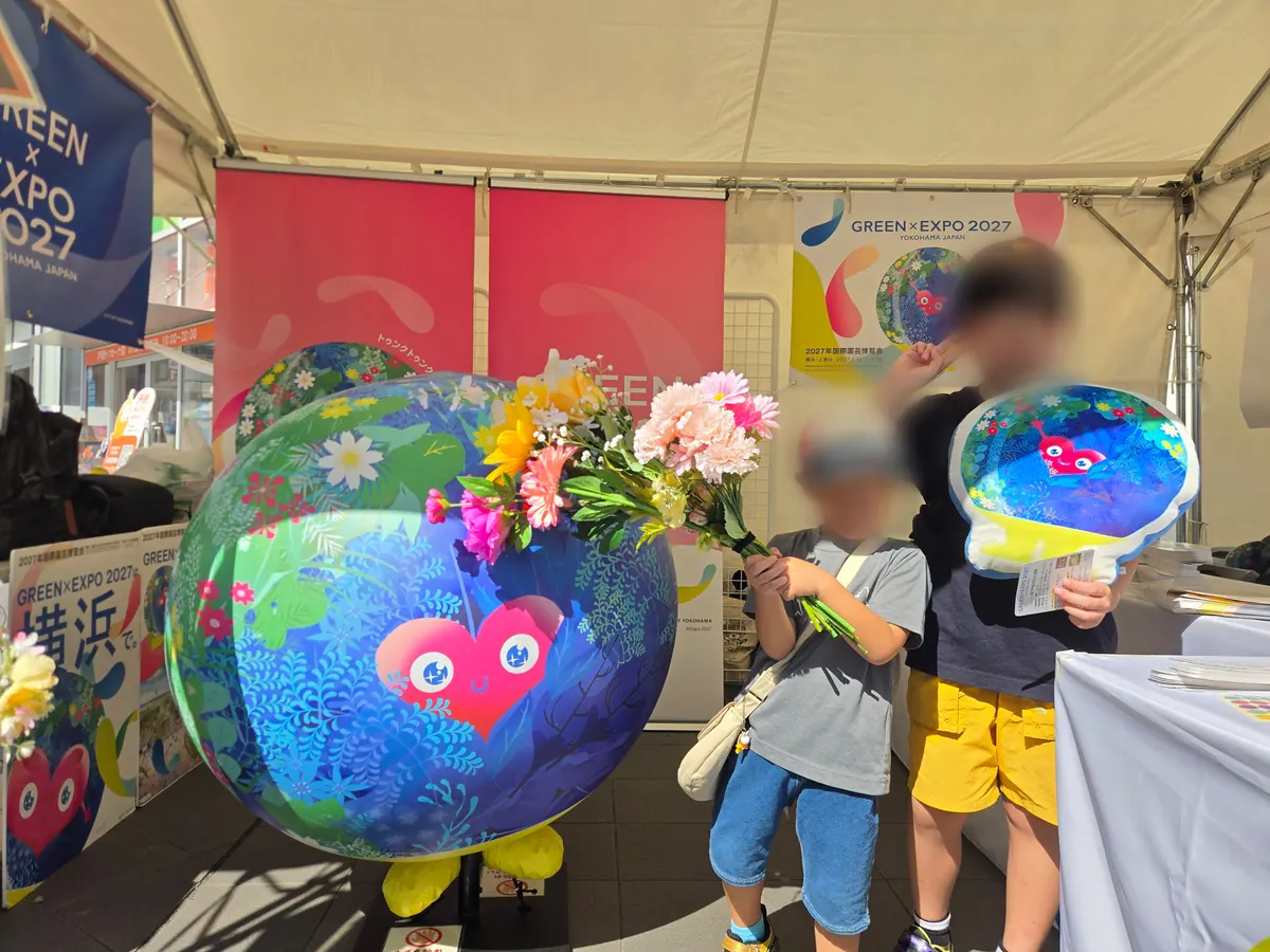 とつか元気まつりのGREEN×EXPO 2027ブース|トゥンクトゥンクが描かれた大きな球体と子どもたち