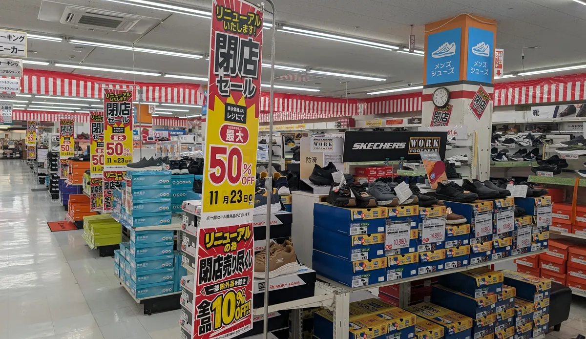 オリンピックおりーぶ東戸塚店の靴売場|閉店セールと「全品10%OFF」のポップ