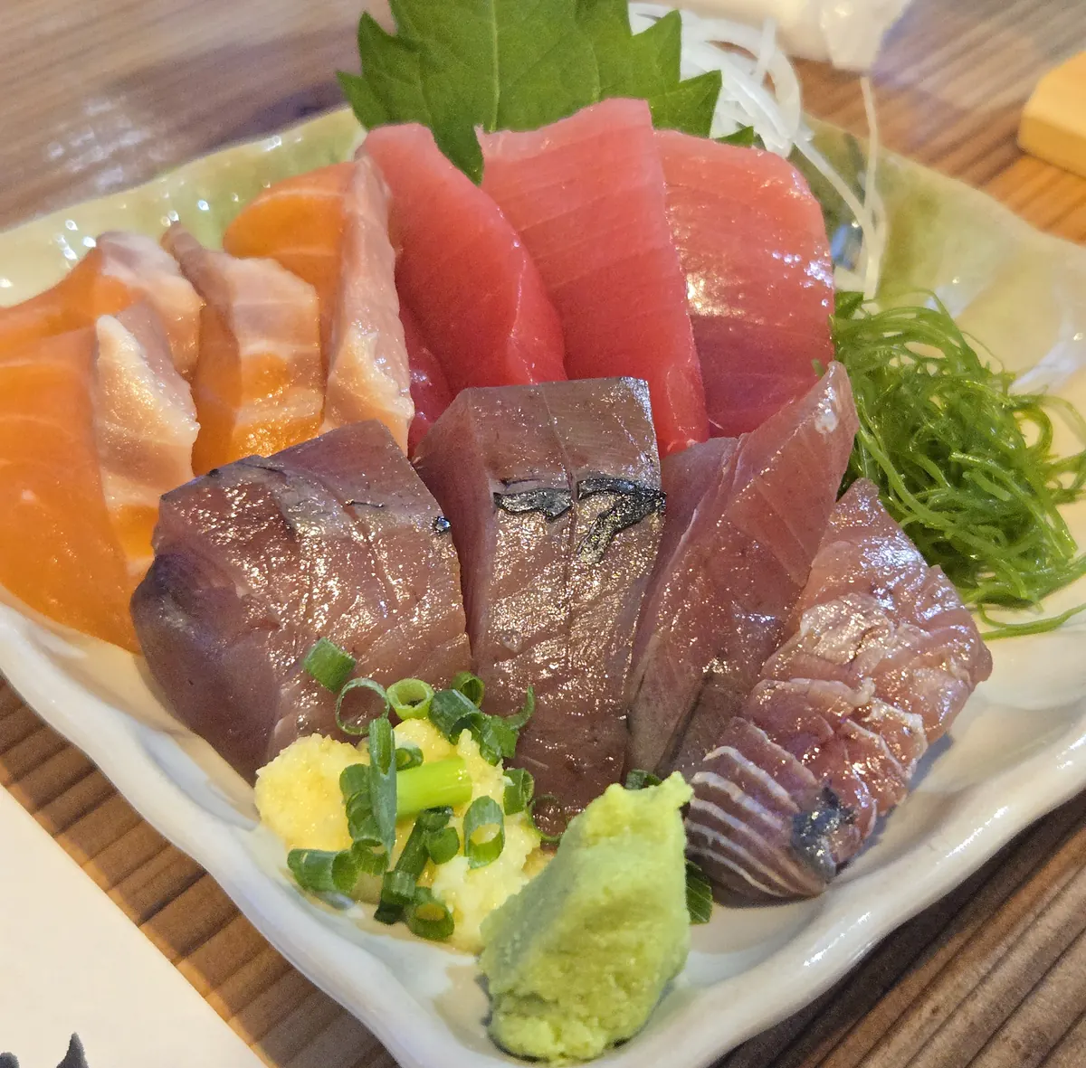 さむず村 戸塚のお刺身盛り合わせ|鮮やかなマグロとサーモンが並ぶ