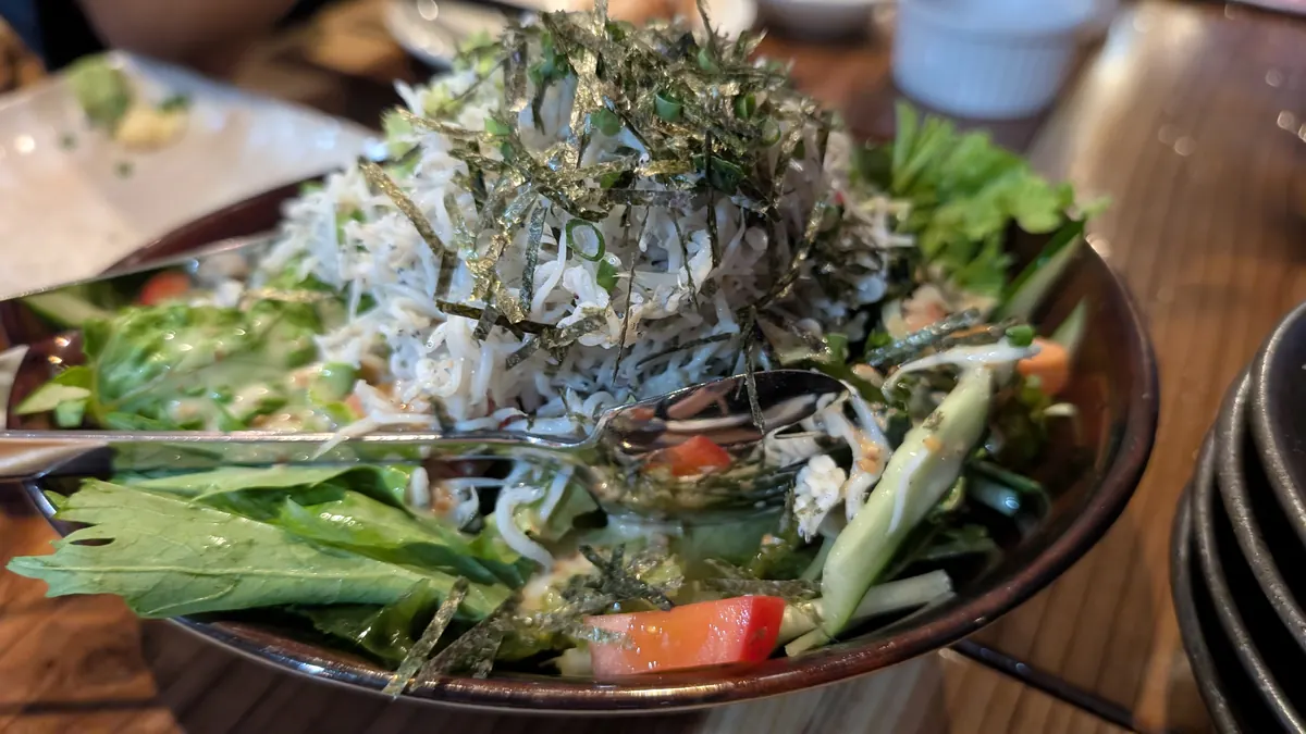 さむず村のしらすと豆腐のサラダ|しらすが山盛り