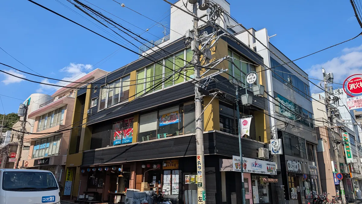 さむず村が2階に入る戸塚駅近くのビル外観